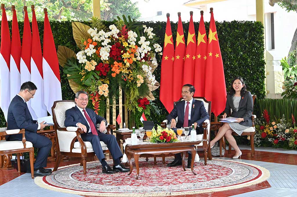 Selanjutnya, Presiden Jokowi mengajak PM Li Qiang masuk ke Ruang Oval untuk menandatangani buku tamu, kemudian menuju veranda dan gazebo untuk diskusi santai secara singkat. Kedua pemimpin kemudian memasuki Ruang Oval untuk mengadakan pertemuan bilateral guna menghasilkan nota kesepahaman.
