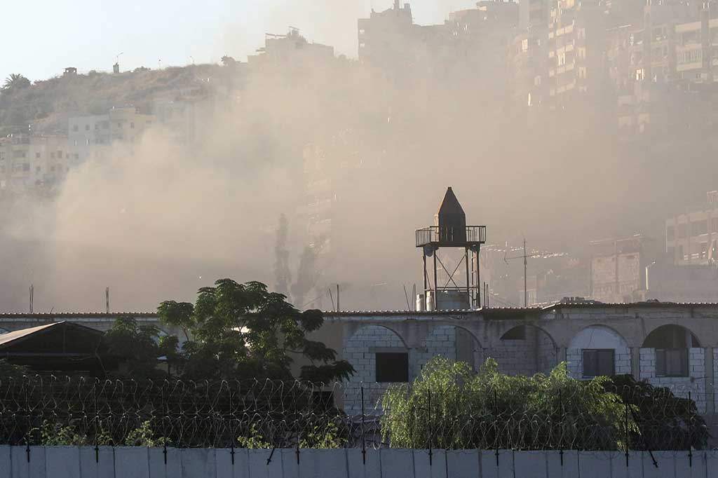 Asap mengepul selama bentrokan di kamp pengungsi Palestina Ain el-Helweh, di kota pesisir selatan Lebanon, Sidon, Jumat, 8 September 2023.