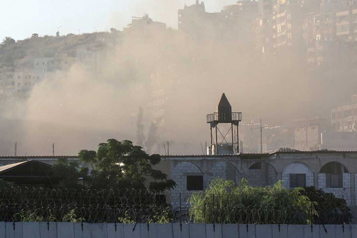 Asap mengepul selama bentrokan di kamp pengungsi Palestina Ain el-Helweh, di kota pesisir selatan Lebanon, Sidon, Jumat, 8 September 2023.