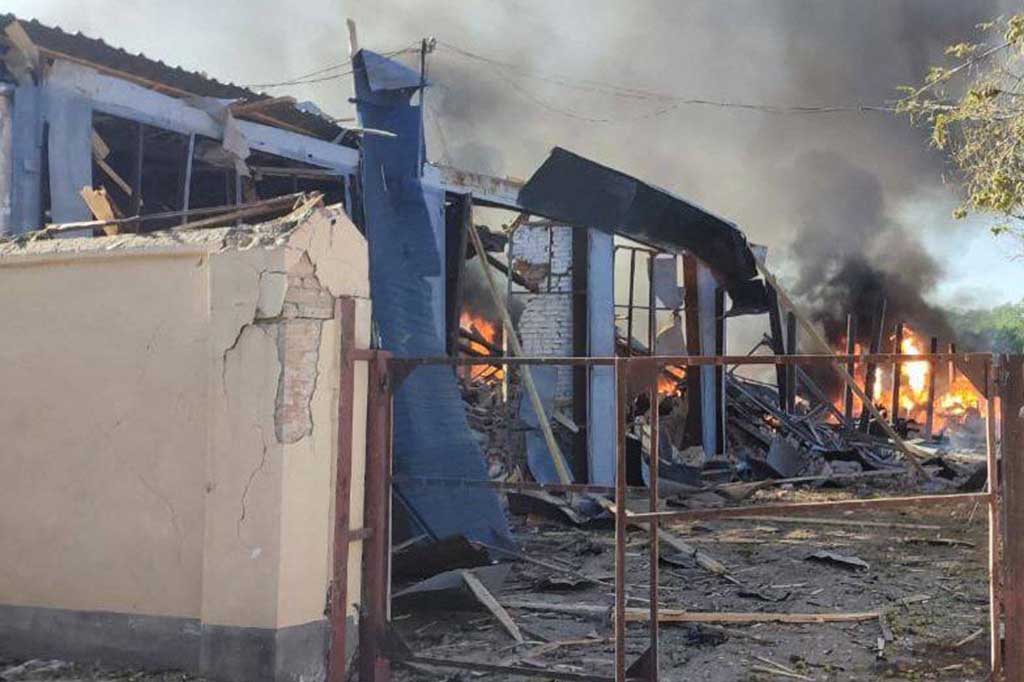 Sebuah gedung terbakar setelah serangan Rusia di Kryvyi Rig, Jumat, 8 September 2023. Sedikitnya empat orang tewas dan puluhan lainnya luka-luka ketika Rusia melancarkan gelombang serangan udara baru di tengah dan timur wilayah Ukraina, Jumat.