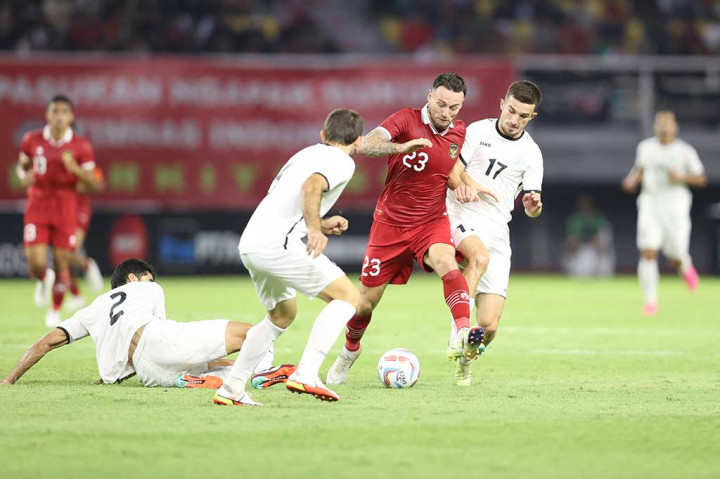 Sejak wasit meniup peluit tanda pertandingan dimulai, timnas Indonesia langsung menyerbu pertahanan Turkmenistan dari sisi kanan, namun pertahanan lawan masih cukup kokoh.