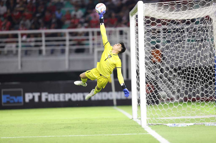 Turkmenistan bahkan sempat mendapat peluang pertamanya pada menit ke-5 melalui Ballakov Velmyrat, namun tendangan keras dari luar kotak penalti tersebut berhasil ditepis penjaga gawang Indonesia Nadeo Arga Winata dan hanya menghasilkan tendangan pojok.