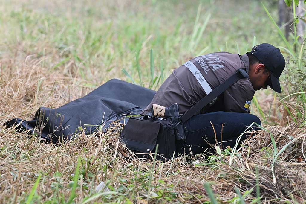 Seorang anggota polisi menutupi jenazah anggota dewan Duran, Bolivar Vera di Guayaquil, Ekuador pada Jumat, 8 September 2023.