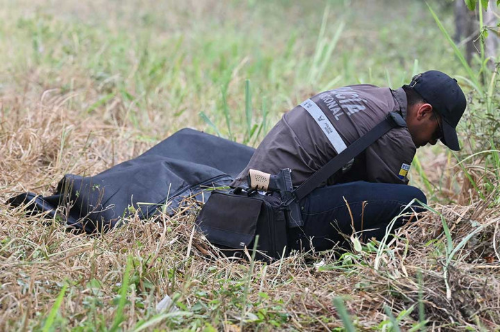Seorang anggota polisi menutupi jenazah anggota dewan Duran, Bolivar Vera di Guayaquil, Ekuador pada Jumat, 8 September 2023.