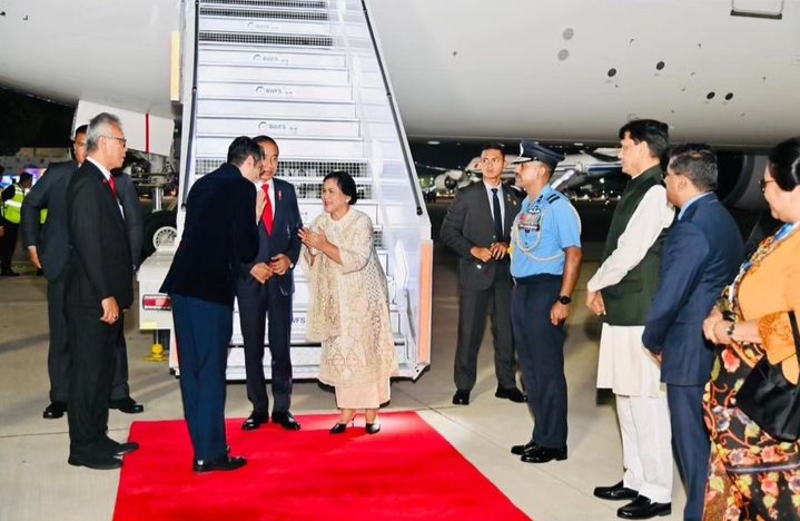 Udara di New Delhi dikabarkan hangat saat Presiden dan rombongan tiba. Di bawah tangga pesawat tampak menyambut Presiden dan Ibu Negara yakni Duta Besar RI di New Delhi Ina Krisnamurthi dan Atase Pertahanan KBRI New Delhi Laksma Didik Kurniawan beserta istri.