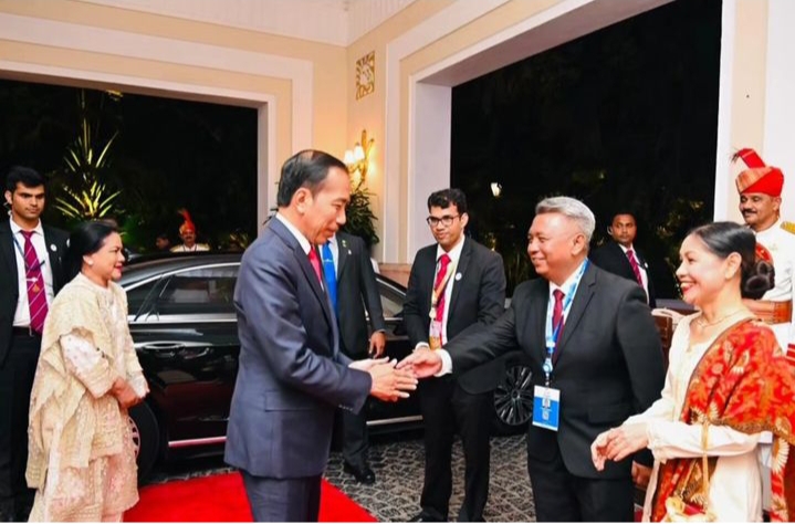 Dari bandara, Presiden dan Ibu Negara beserta rombongan melanjutkan perjalanan menuju hotel tempat bermalam selama berada di New Delhi, India.  