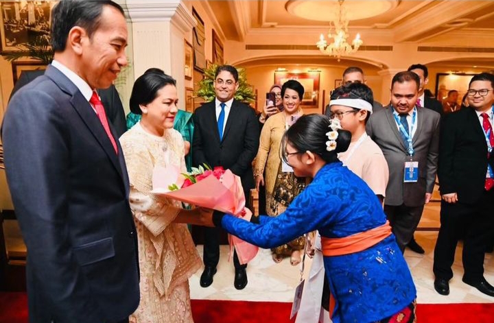 Presiden dan Ibu Negara juga disambut tarian tradisional Bihu asal negara bagian Assam, India yang dibawakan oleh sejumlah penari dengan pakaian merah cerah.