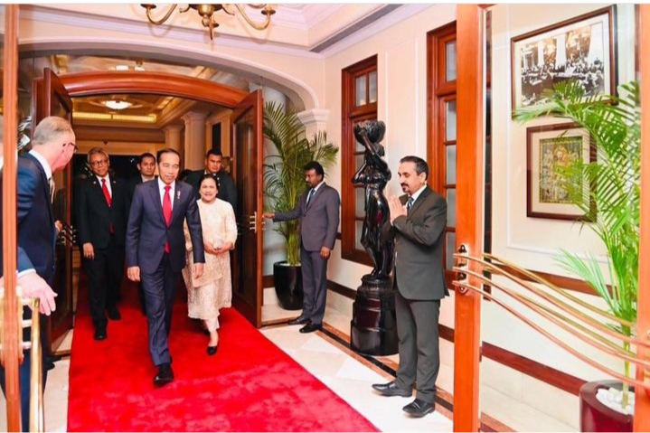Setibanya di hotel, Presiden dan Ibu Negara disambut oleh sejumlah pegawai KBRI New Delhi dan diaspora Indonesia yang berada di sana.