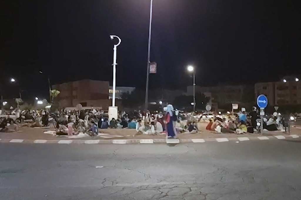 “Menurut laporan sementara, gempa tersebut menewaskan 296 orang di provinsi dan kotamadya Al-Haouz, Marrakesh, Ouarzazate, Azilal, Chichaoua, dan Taroudant,” kata Kementerian Dalam Negeri Maroko dalam sebuah pernyataan.