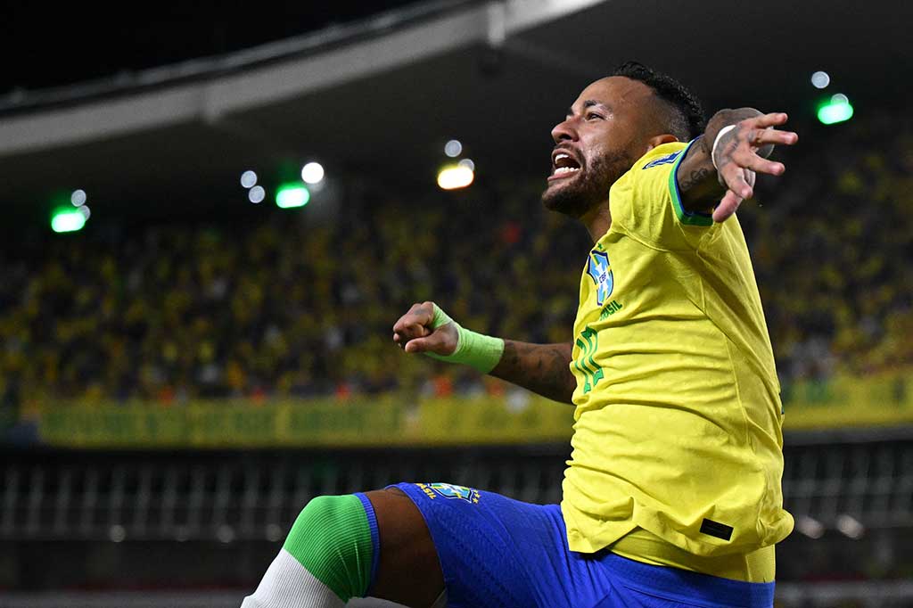 Dengan dua golnya ke gawang Bolivia, striker berusia 31 tahun itu kini mengemas 78 gol untuk Brasil dan melampaui rekor Pele yang mengemas 77 gol.