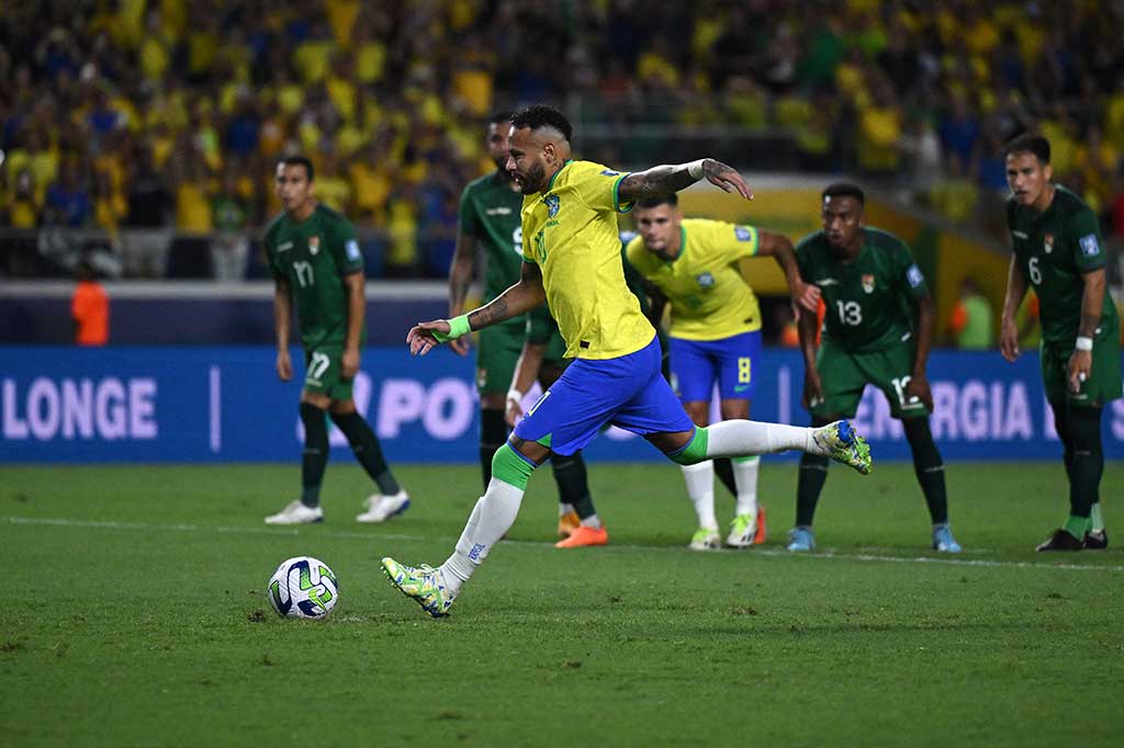 Brasil memiliki peluang emas untuk unggul terlebih dahulu setelah mendapatkan hadiah tendangan penalti seusai bek Bolivia Adrian Jusino handsball di kotak terlarang. Neymar yang maju sebagai algojo gagal melaksanakan tugasnya dengan baik setelah tendangannya dapat diamankan kiper Bolivia Guillermo Viscarra.