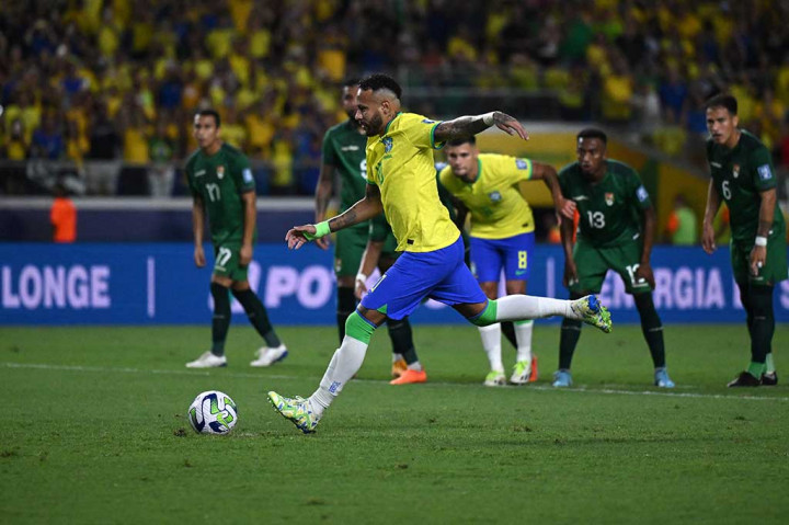 Brasil memiliki peluang emas untuk unggul terlebih dahulu setelah mendapatkan hadiah tendangan penalti seusai bek Bolivia Adrian Jusino handsball di kotak terlarang. Neymar yang maju sebagai algojo gagal melaksanakan tugasnya dengan baik setelah tendangannya dapat diamankan kiper Bolivia Guillermo Viscarra.