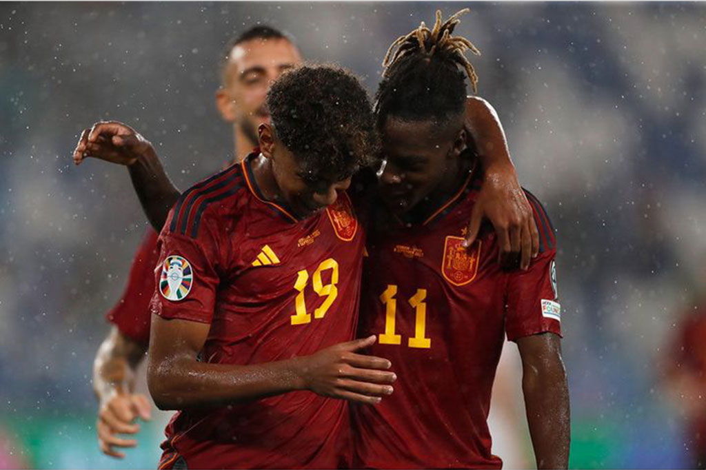 Yamal memecahkan rekor rekan setimnya di Barcelona, Gavi, dengan bermain untuk tim nasional pada usia 16 tahun 57 hari. Gavi, yang menjadi starter melawan Georgia, mencetak rekor Spanyol sebelumnya pada 2021 silam ketika ia melakukan debutnya pada usia 17 tahun 62 hari. 