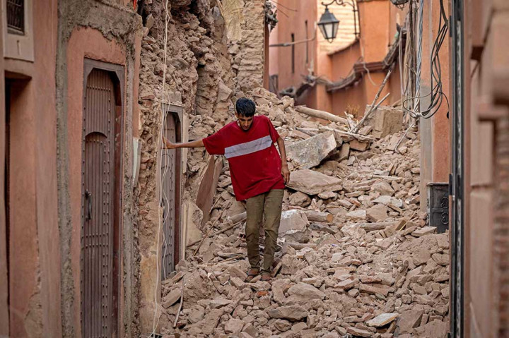 Seorang warga melintasi reruntuhan setelah gempa berkekuatan magnitudo 6,8 melanda Marrakesh, Maroko, Sabtu, 9 September 2023.