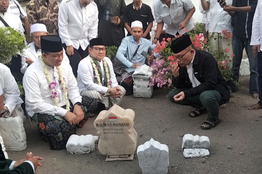 Keduanya terlihat khusuk berdoa di makam Sunan Ampel. Gus Muhaimin mengatakan Ziarah bersama ini merupakan kali pertama dilakukan keduannya. 