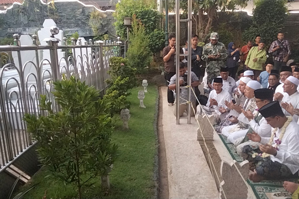 Pasangan bacapres-bacawapres Anies Baswedan dan Muhaimin Iskandar, berziarah ke Makam Sunan Ampel, Surabaya, Jawa Timur, Sabtu, 9 September 2023. 