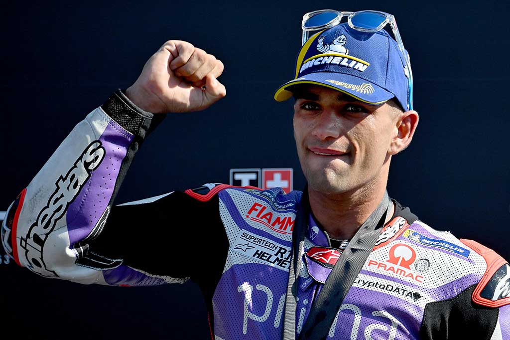 Pembalap tim Prima Pramac Racing Jorge Martin keluar sebagai pemenang balapan Sprint MotoGP San Marino, mengalahkan saingannya Marco Bezzecchi dari tim Mooney VR46 Racing Team di Sirkuit Misano, San Marino, Sabtu, 9 September 2023.