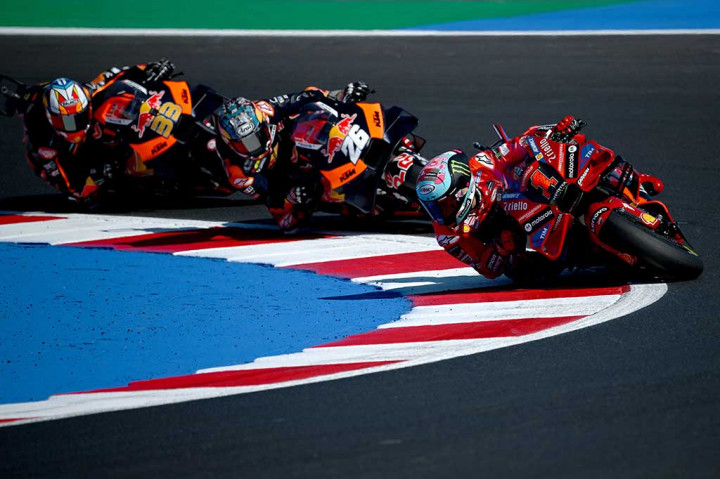 Persaingan sengit juga terjadi pada perebutan tempat ketiga yang melibatkan tiga pembalap yakni Francesco Bagnaia, Dani Pedrosa, serta Brad Binder.