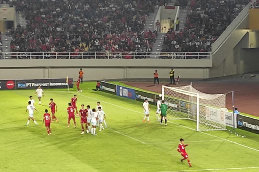 Jalannya pertandingan didominasi dengan baik oleh timnas U-20 yang mendapat dukungan dari 14.500 penonton di stadion. Arhan Pratama dan kawan-kawan bahkan sudah membuka keunggulan lewat tendangan bebas Marselino Ferdinan ketika laga baru bergulir sekitar dua menit. Berselang lima menit kemudian, timnas U-23 langsung menggandakan keunggulan melalui Ramadhan Sananta yang mencuri bola dari bek lawan dan melakukan penyelesaian akhir dengan baik. Setelah itu, terdapat Rafael Struick yang membuat Indonesia unggul 3-0 lewat golnya pada menit ke-20.