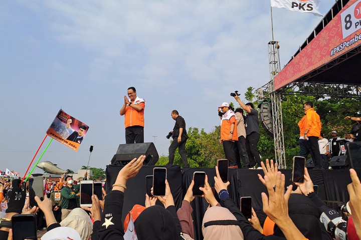 Sebelum Anies tiba, puluhan ribu masyarakat Kota Palembang dan juga kader serta simpatisan Partai Keadilan Sosial sudah melakukan olahraga senam bersama. Anies pun disematkan kain songket dan tanjak songket khas Palembang dibarengi dengan jaket berwarna oranye berlambang PKS.