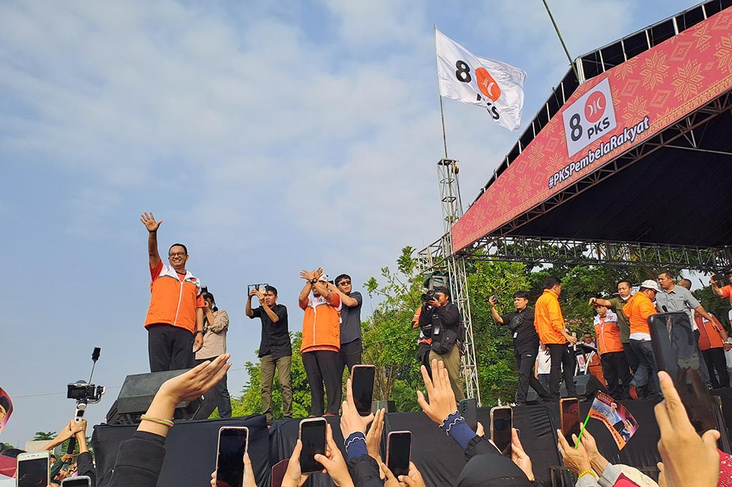 Anies Rasyid Baswedan tiba di pelataran BKB pukul 07.40 WIB. Kehadirannya disambut puluhan ribu masyarakat Kota Pempek tersebut. Mereka berteriak dan menggumandangkan takbir.