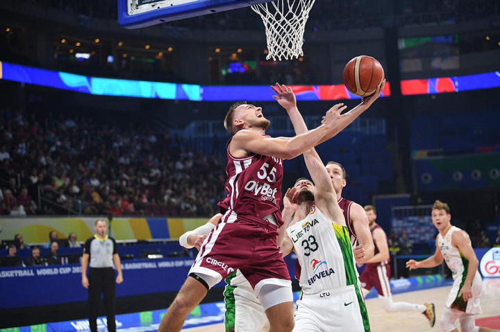 Kemenangan itu didapatkannya dengan mudah lantaran anak-anak asuh pelatih Luca Banchi itu sempat unggul sampai 38 poin. Latvia melenggang sejak awal hingga menit terakhir pertandingan tanpa tekanan melawan Lithuania.