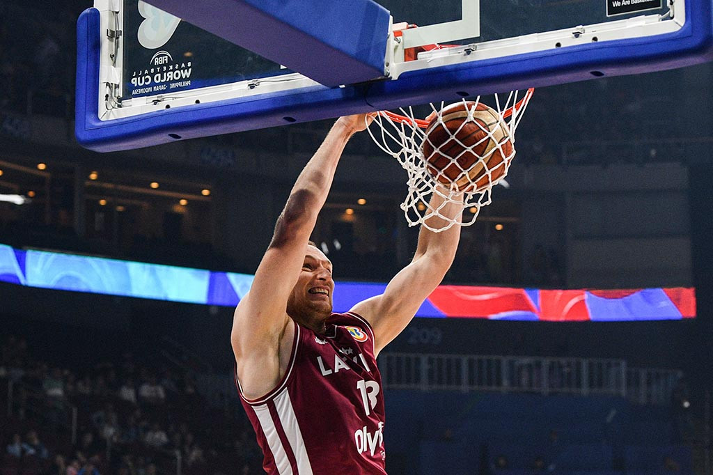 Bahkan salah satu pemainnya Arturs Zagars memecahkan rekor dengan membuat 17 assist hanya dalam 26 menit waktu bermain pada satu pertandingan. Sejak FIBA mencantumkan assist sebagai statistik pertandingan piala dunia, baru Zagars yang bisa membuat umpan matang sebanyak itu dalam satu laga.