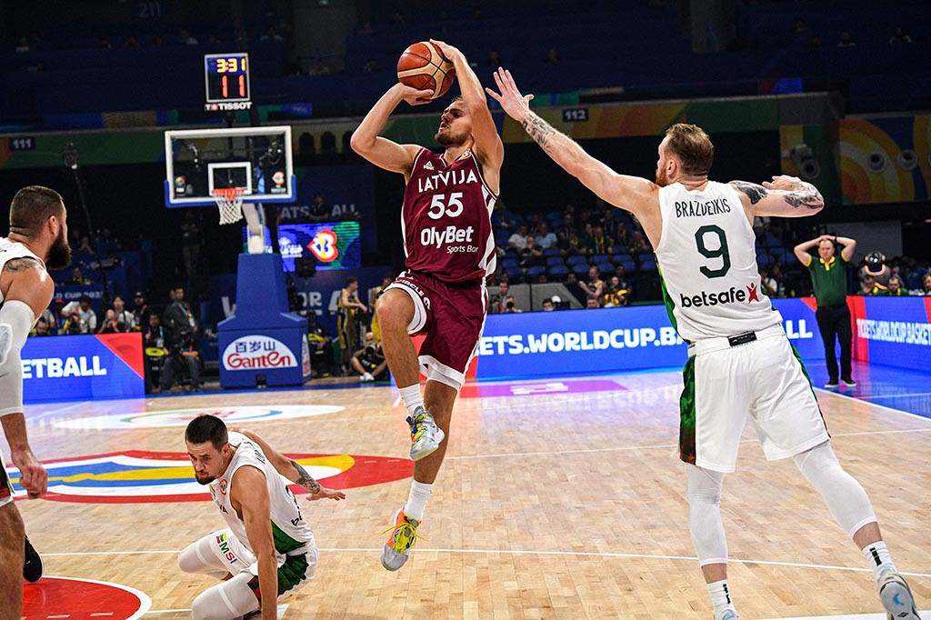 Latvia menang besar atas Lithuania dengan skor 98-63 pada babak klasifikasi untuk memperebutkan posisi lima yang digelar di Mall of Asia Arena Manila Filipina, Sabtu, mengutip laman resmi FIBA.