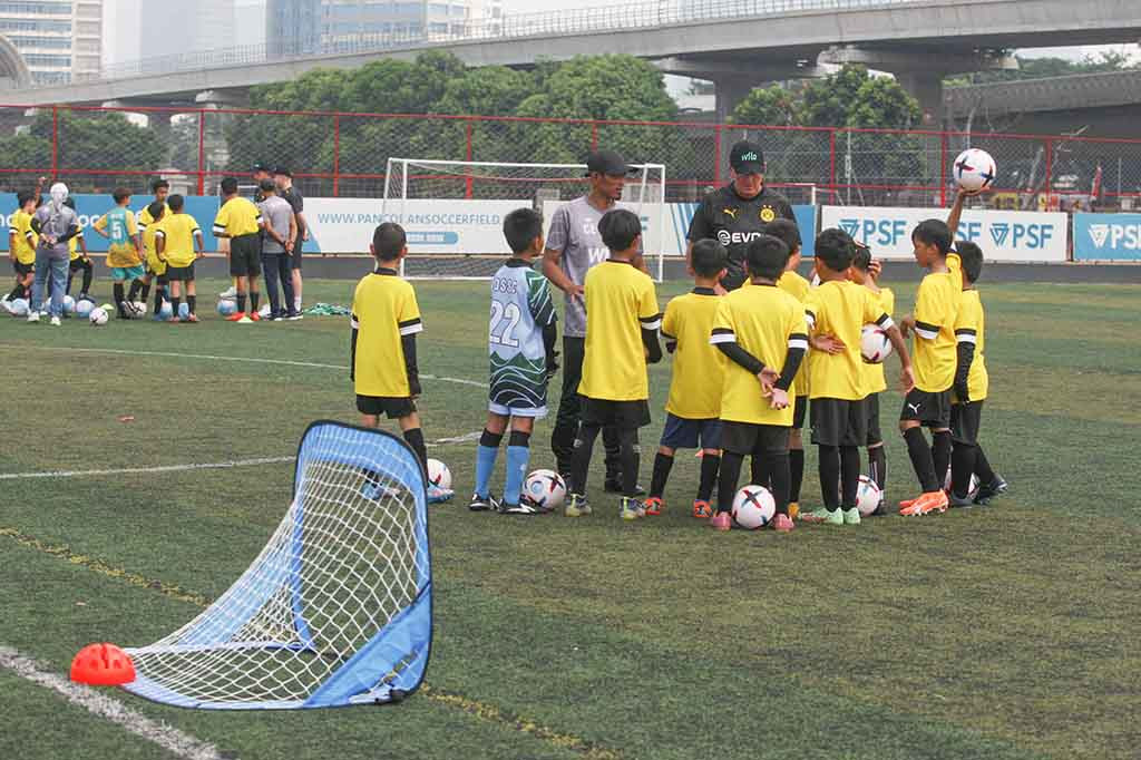 Dalam kegiatan tersebut, pemain legendaris Dortmund Patrick Owomoyela, Jorg Heinrich, dan Paul Lambert berbagi pengetahuan, teknik, dan keterampilan mereka dengan 30 atlet muda usia 8-17 tahun dari Ocean Stars Soccer Club (OSSC) yang bermarkas di BSD, Tangerang Selatan.