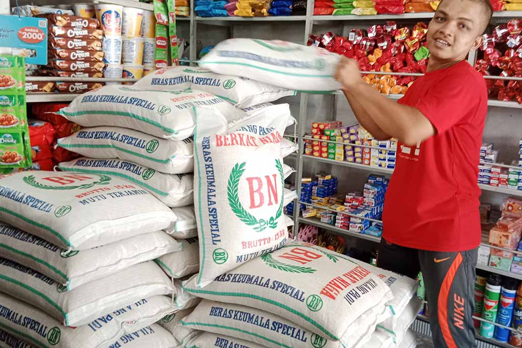 Beras masih menjadi bahan pokok paling populer dan paling disukai untuk konsumsi warga masyarakat Indonesia. Apalagi di Aceh, warga dianggap belum merasa puas atau seolah tidak merasa kenyang bila tidak memakan (mengkonsumsi) nasi tiga kali sehari.