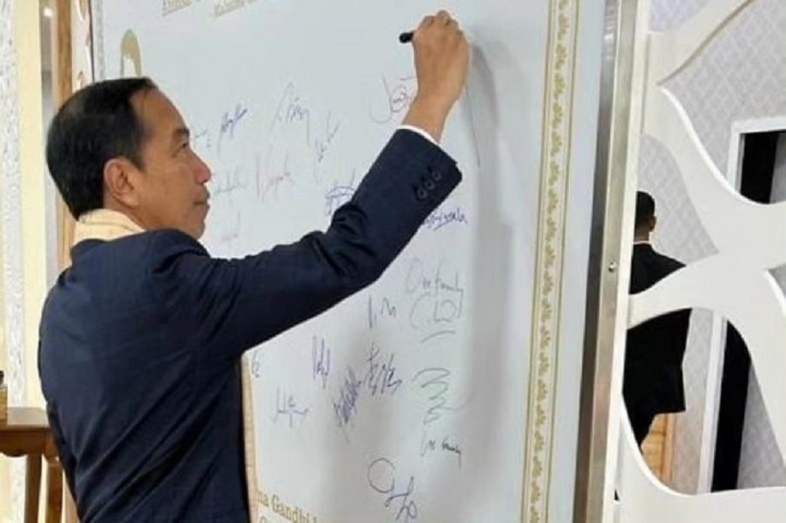 Berdasarkan keterangan yang diterima di Jakarta, Presiden Jokowi tiba sekitar pukul 09.00 waktu setempat (WS). Presiden Jokowi yang mengenakan setelan jas berwarna biru disambut oleh Perdana Menteri (PM) India Narendra Modi.