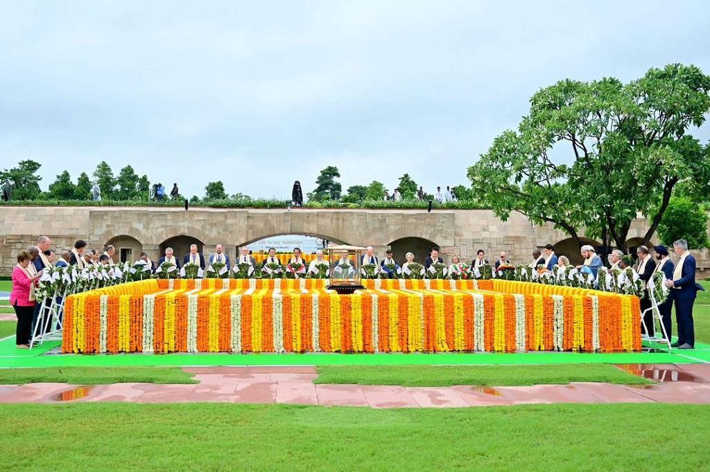 Presiden Joko Widodo bersama para pemimpin negara lain mengunjungi Mahatma Gandhi Samadhi, di Rajghat, New Delhi, India, di sela penyelenggaraan KTT G20 India, Minggu, 10 September 2023.