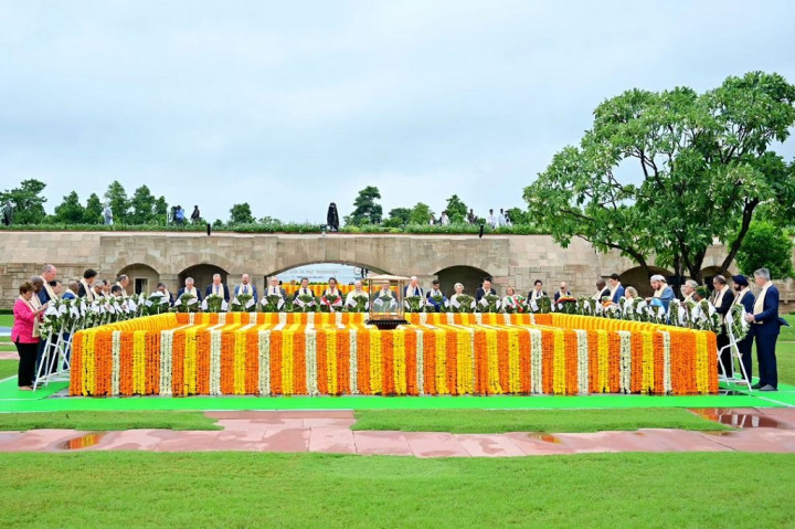 Presiden Joko Widodo bersama para pemimpin negara lain mengunjungi Mahatma Gandhi Samadhi, di Rajghat, New Delhi, India, di sela penyelenggaraan KTT G20 India, Minggu, 10 September 2023.