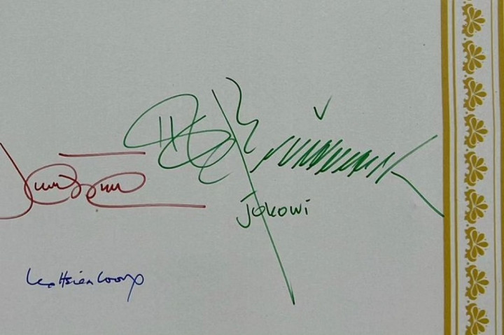 PM Modi pun mengalungkan selendang dengan logo G20 India di bagian bawahnya.