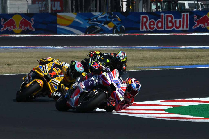 Pembalap Pramac Martin, yang juga memenangkan sprint hari Sabtu, kini tertinggal 36 poin di belakang juara dunia Bagnaia setelah unggul dari posisi terdepan lebih dari satu detik di depan Marco Bezzecchi.
