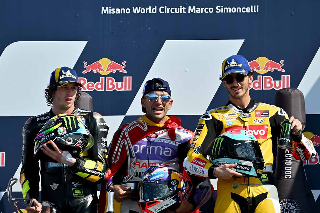 Bagnaia yang cedera menyelesaikan podium setelah perjalanan luar biasa yang menyenangkan pendukung tuan rumah di trek Italia.