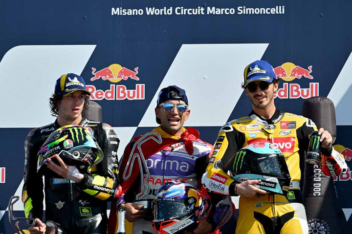 Bagnaia yang cedera menyelesaikan podium setelah perjalanan luar biasa yang menyenangkan pendukung tuan rumah di trek Italia.