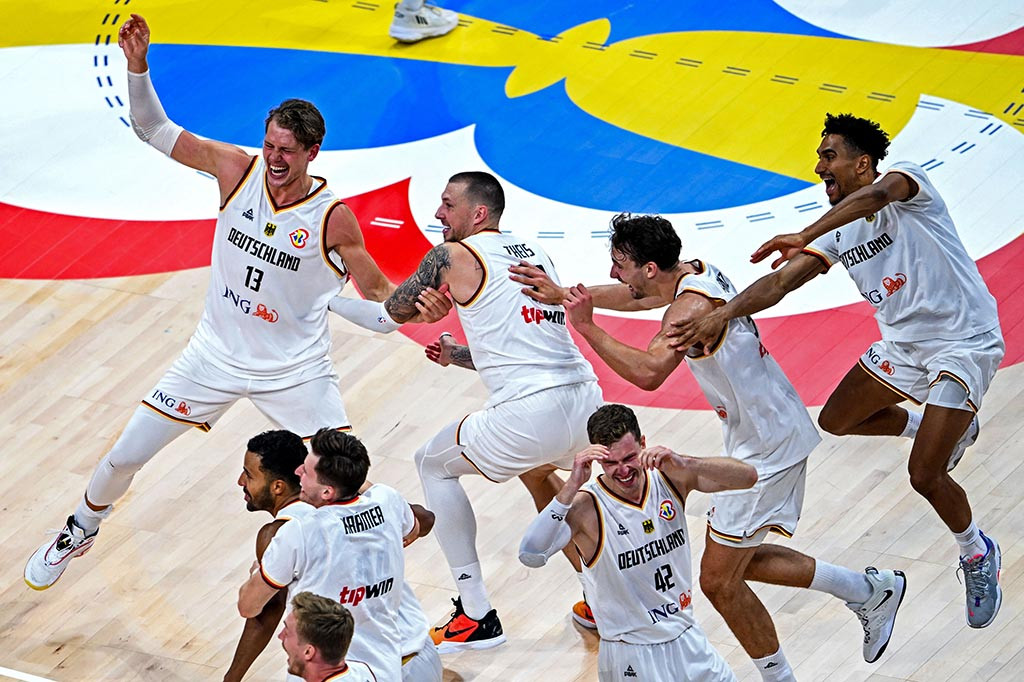 Jerman yang tidak terkalahkan sepanjang turnamen dan tampil di final untuk pertama kalinya, mematahkan perlawanan Serbia pada kuarter ketiga.