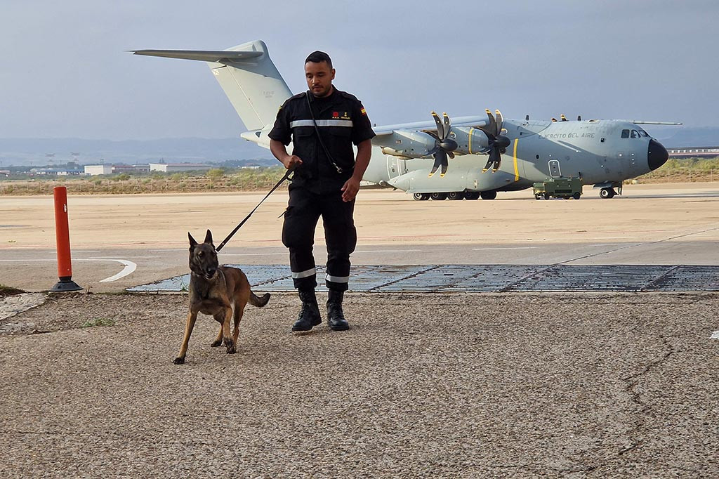 Sebuah pesawat militer lepas landas pada Minggu pagi dari sebuah pangkalan di kota Zaragoza di timur laut dengan 56 penyelamat dan empat anjing pencari menuju Marrakesh, kata pernyataan kementerian pertahanan.