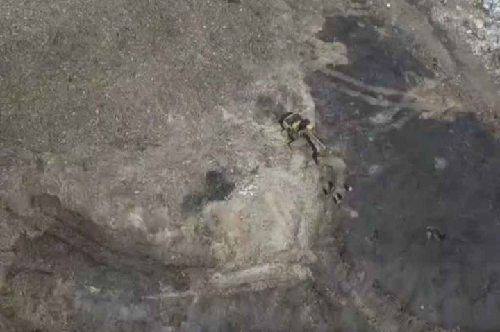 Meski sudah berhasil dipadamkan titik titik api yang membakar gunungan sampah di Tempat Pembuangan Akhir Kopi Luhur, Kota Cirebon Jawa Barat pada Senin, 11 September 2023 Siang. Petugas Gabungan dari berbagai Instansi masih disiagakan di TPA Kopi Luhur, untuk mengantisipasi Terjadinya titik api baru dan kebakaran susulan.