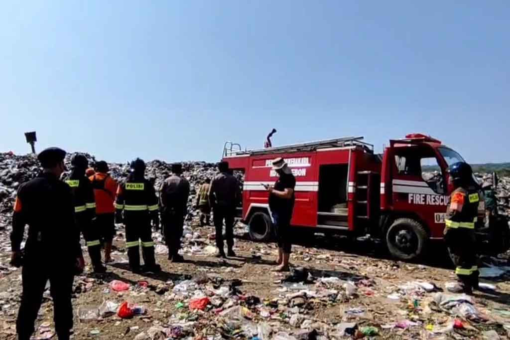 Meski sudah tidak api, kepulan asap tebal masih terlihat disejumlah titik di TPA Kopi Luhur.