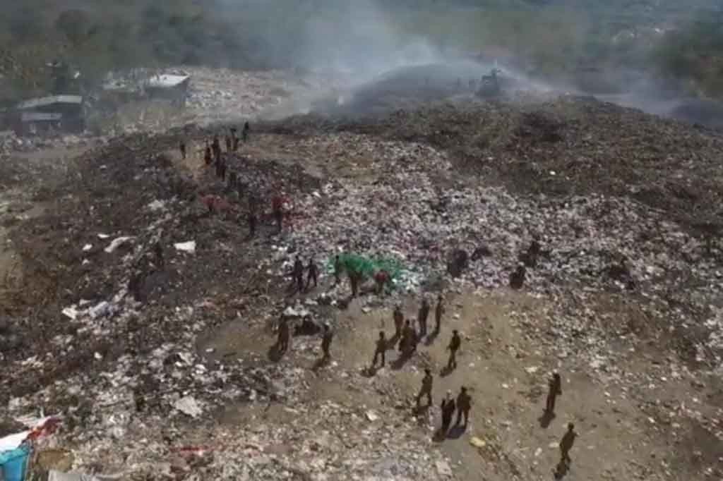 Dari pantauan udara sejumlah titik api yang sebelumnya membakar gunungan sampah di TPA Kopi Luhur, saat ini sudah terlihat pada dan sudah tidak mengeluarkan api.