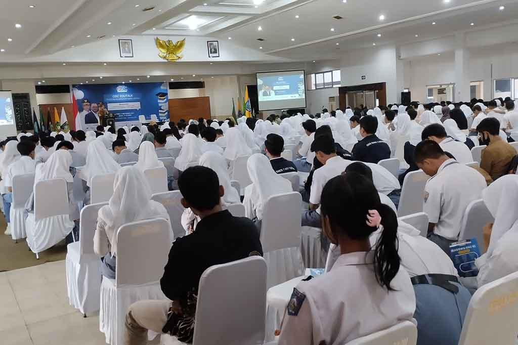 Sekitar 500 siswa siswi kelas 12, SMA/SMK dan Madrasah dari berbagai sekolah di Pulau Lombok dan Sumbawa antusias mengikuti OSC Edutalk di Graha Bhakti Praja Kantor Gubernur, Nusa Tenggara Barat (NTB) pada Senin, 11 September 2023.