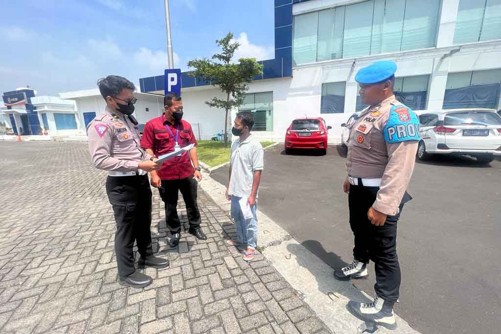 Tempat yang dipantau di antaranya Gedung Utama Satpas SIM, dan klinik Urkes Polresta Sidoarjo tempat tes kesehatan calon pemohon SIM. Selain itu juga ruangan tes psikologi pemohon SIM yang semuanya berada tidak jauh dari Gedung Utama Satpas SIM Sidoarjo. Tempat fotocopy yang menyediakan map dan jasa fotocopy KTP untuk pemohon SIM juga tidak luput dari pemeriksaan. 