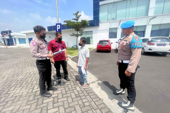 Tempat yang dipantau di antaranya Gedung Utama Satpas SIM, dan klinik Urkes Polresta Sidoarjo tempat tes kesehatan calon pemohon SIM. Selain itu juga ruangan tes psikologi pemohon SIM yang semuanya berada tidak jauh dari Gedung Utama Satpas SIM Sidoarjo. Tempat fotocopy yang menyediakan map dan jasa fotocopy KTP untuk pemohon SIM juga tidak luput dari pemeriksaan. 