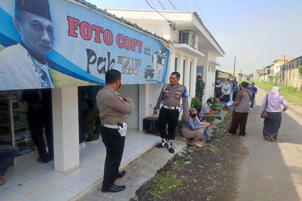 Tim Gabungan Satlantas dan Propam Polresta Sidoarjo melakukan patroli dan razia di area Satuan Penyelenggara Administrasi (SatPas) SIM Polresta Sidoarjo, Senin, 11 September 2023. Kegiatan itu dilakukan untuk menekan dan mencegah praktek percaloan permohonan pembuatan SIM. 