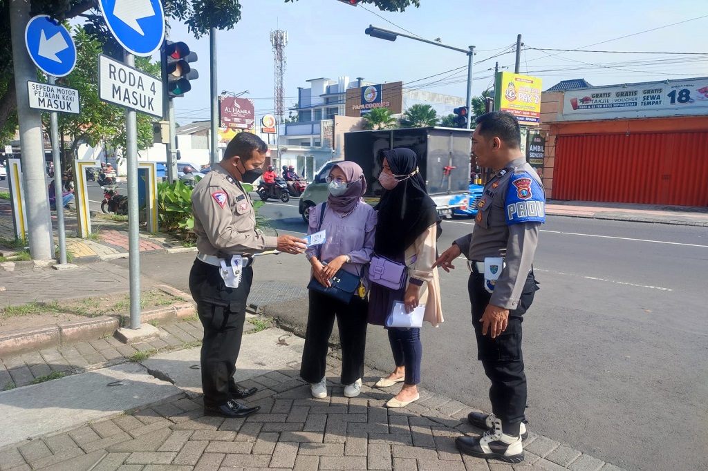 Tim berpakaian seragam dinas maupun preman disebar di sekitar area Satpas SIM untuk melakukan pemantauan dan pengawasan. Mereka memantau siapapun yang ada di sekitar area Satpas SIM selain petugas. 