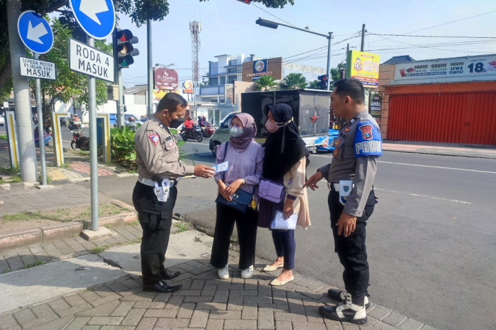 Tim berpakaian seragam dinas maupun preman disebar di sekitar area Satpas SIM untuk melakukan pemantauan dan pengawasan. Mereka memantau siapapun yang ada di sekitar area Satpas SIM selain petugas. 