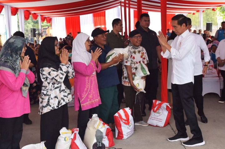 Dalam kunjungannya sekitar pukul 11.00 WIB, Presiden Jokowi menyempatkan waktu memberikan bantuan pangan kepada keluarga PKM di kawasan tersebut dan berkeliling Gudang Bulog Sunter Timur II Kelapa Gading.