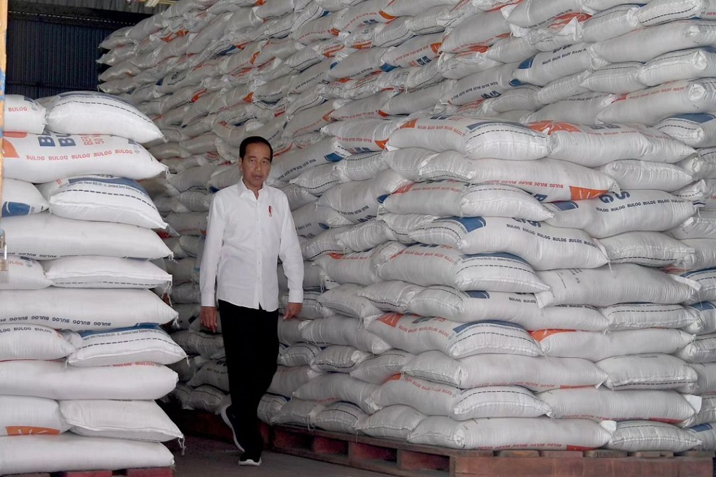 Presiden Joko Widodo (Jokowi) meninjau Cadangan Beras Pemerintah (CBP) pada gudang Badan Urusan Logistik (Bulog) di Bogor dan Jakarta untuk mengecek persediaan beras bagi kebutuhan masyarakat di tengah dampak kemarau akibat fenomena El Nino.